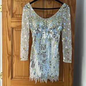Sparkly long sleeve mini dress with round neckline - size 1/2 - white/sparkles